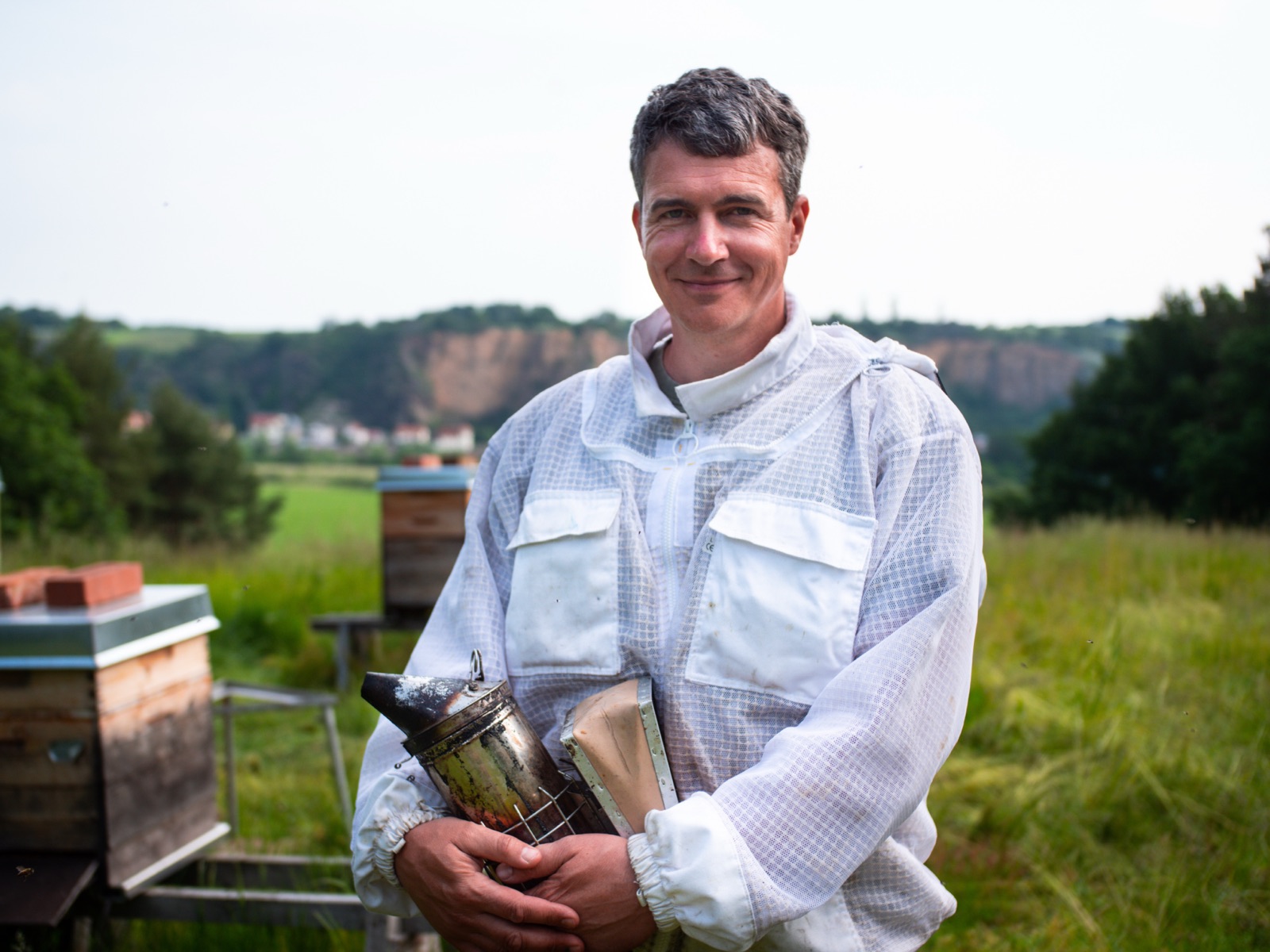 Bio-Imker Rico Heinzig vor seinen Bienenstöcken